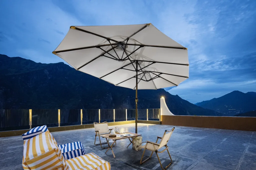 Ganzi · Light and Forest PeeKaboo Cliff Private Hot Spring Hotel