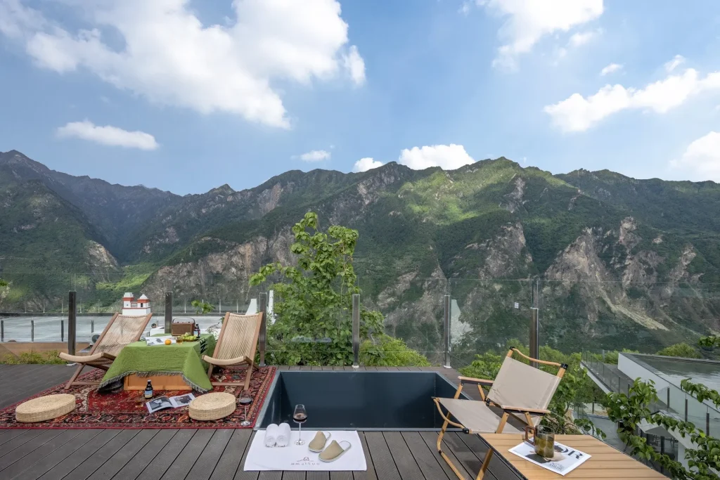 Ganzi · Light and Forest PeeKaboo Cliff Private Hot Spring Hotel