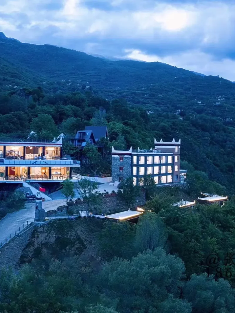 Ganzi · Light and Forest PeeKaboo Cliff Private Hot Spring Hotel