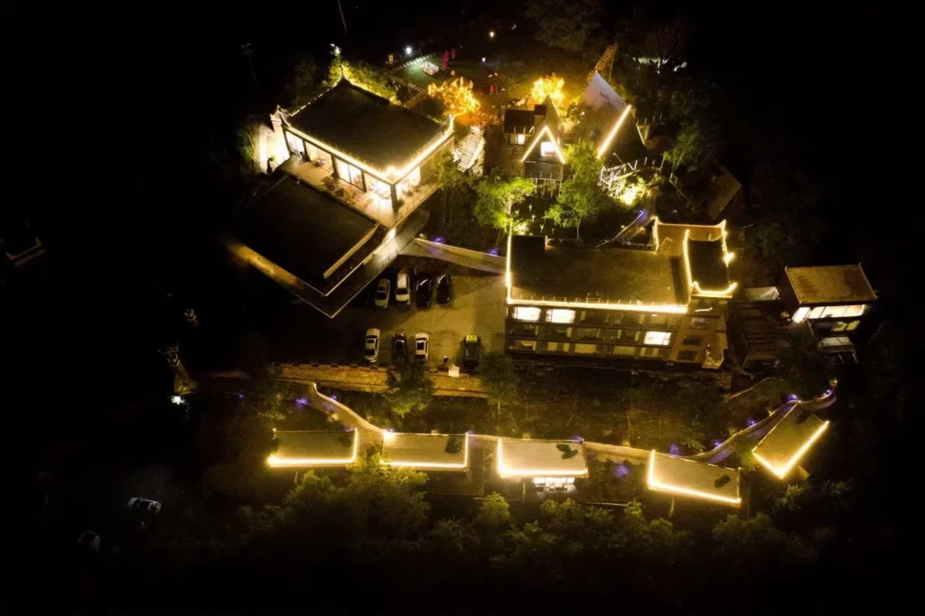 Ganzi · Light and Forest PeeKaboo Cliff Private Hot Spring Hotel