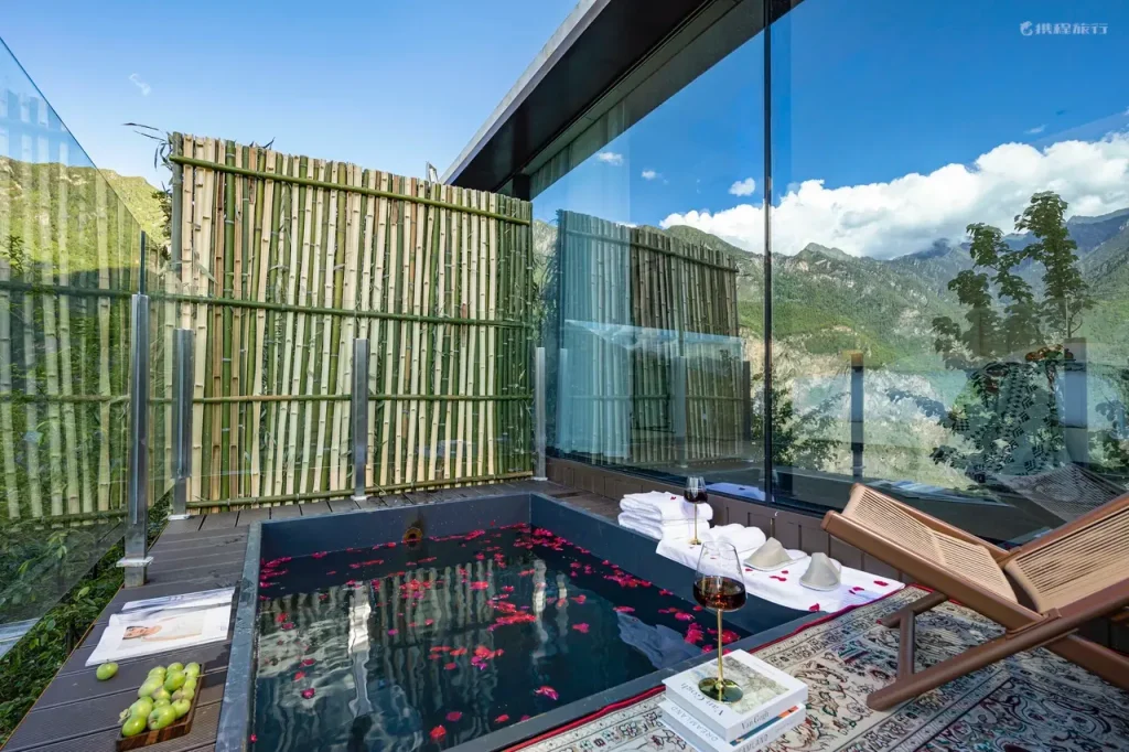 Ganzi · Light and Forest PeeKaboo Cliff Private Hot Spring Hotel