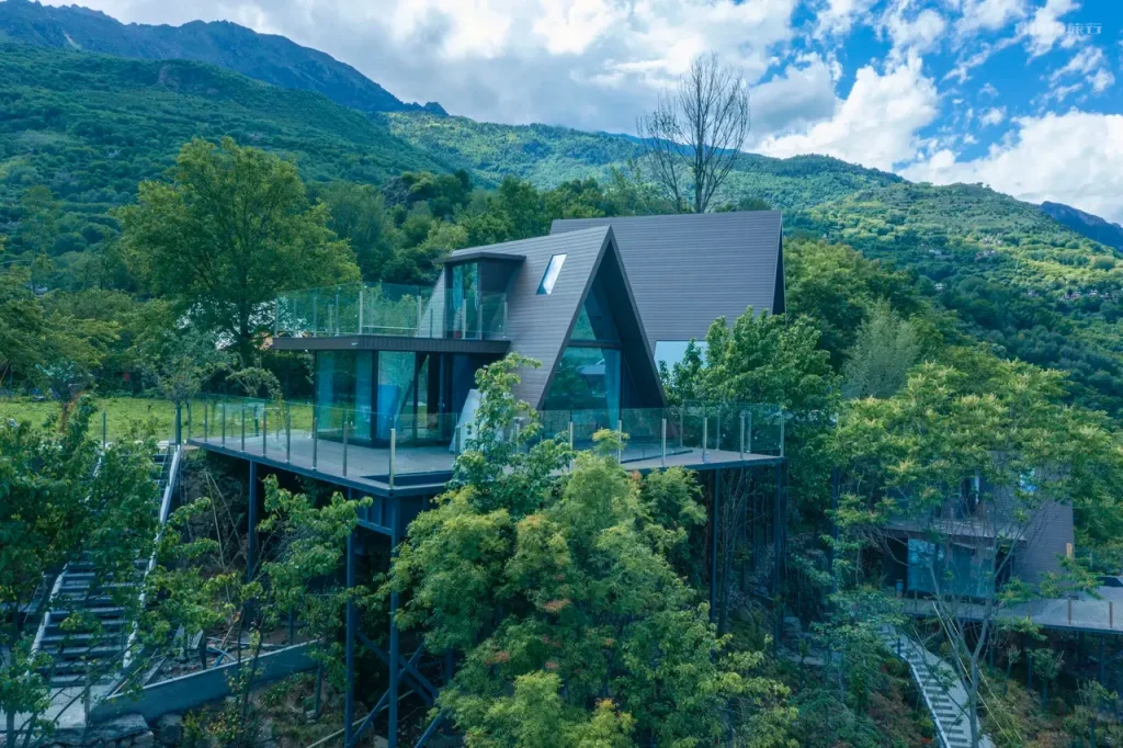 Ganzi · Light and Forest PeeKaboo Cliff Private Hot Spring Hotel