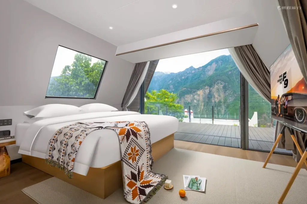 Ganzi · Light and Forest PeeKaboo Cliff Private Hot Spring Hotel