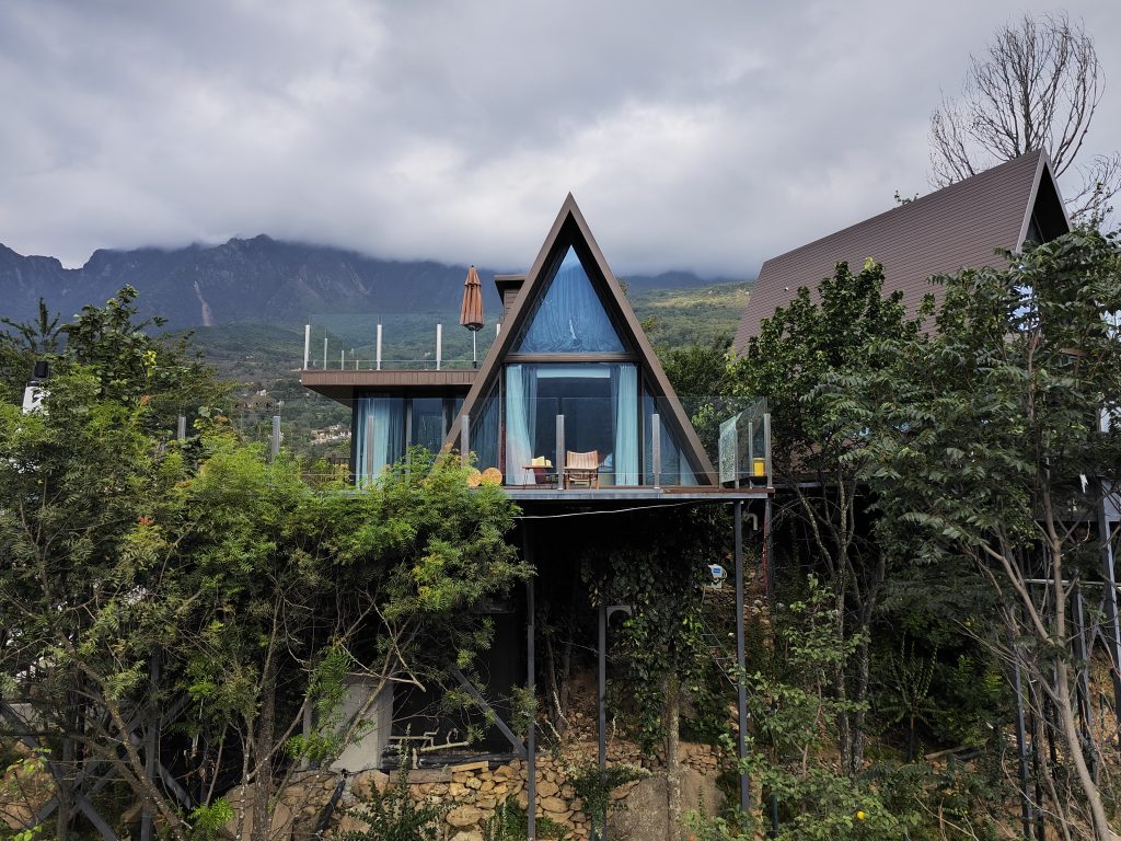 Ganzi · Light and Forest PeeKaboo Cliff Private Hot Spring Hotel